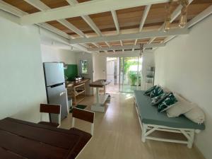 - un salon avec un canapé et un réfrigérateur dans l'établissement Beach house, à Baan Tai