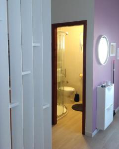 ein Badezimmer mit einem WC und einer Glastür in der Unterkunft Apartment Medulin in Medulin
