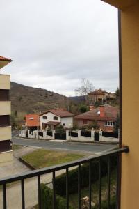 Cette chambre dispose d'un balcon offrant une vue sur la rue. dans l'établissement Apartamento Usarena en Ezcaray, à Zorraquín