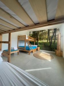 Zimmer mit 2 Etagenbetten und einem Fenster in der Unterkunft Entheos in Lerín