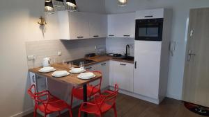 Kuchyňa alebo kuchynka v ubytovaní Apartament Słońce i Plaża Kołobrzeg
