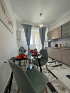 een keuken met een eettafel en stoelen bij Family apartment near Palas Mall in Iaşi