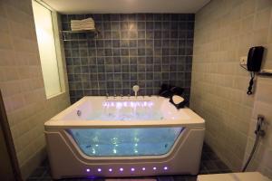 阿南德Humming Bird Hotel & Banquet的浴室配有装满水的浴缸。