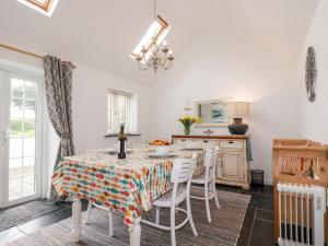廷塔傑爾的住宿－Ivy Cottage，厨房里设有1间带桌椅的用餐室