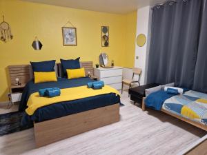 En eller flere senge i et værelse på Appartement, Les TEMPLIERS, RDC VUE MER PROCHE CENTRE VILLE