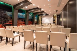 una sala de conferencias con sillas y una pizarra en Hotel La Trufa Negra en Mora de Rubielos