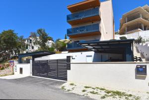 a building with a gate and a garage at Art Spa Zeus in Pula