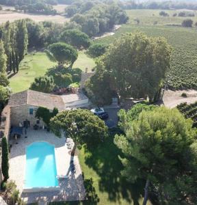 an aerial view of a house with a pool at L'Appartement de La Mouline in Pézenas