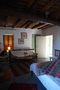 een slaapkamer met een bed en een tafel in een kamer bij Sto Dimeiko in Krionérion