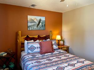 a bedroom with a bed with a quilt on it at Mountain Beauty With High Speed Wifi in Red River