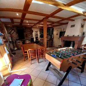 una sala de estar con una mesa de ajedrez en La Grande Ferme, en La Chapelle