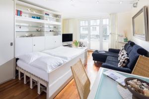 a bedroom with a bed and a living room at Bäckerstrasse Whg 7 in Norderney