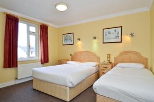 Uma cama ou camas num quarto em Hibernian Hotel & Leisure Centre