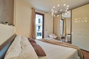 a bedroom with a large bed and a large mirror at [Raffinata Dimora] Wi-fi Parcheggio Privato Balcone Abitabile in Porto SantʼElpidio