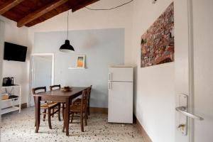 uma cozinha com uma mesa e um frigorífico em Casa degli Ospiti em Alimena