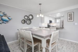 Una cocina y un comedor con mesa y sillas. en Ocean Village Club P33, en St. Augustine