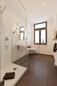 een badkamer met een douche en een wastafel bij Jann 66 in Norderney