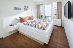 - une chambre avec un lit et une couverture zébrée dans l'établissement Kaiserhof 10, à Norderney