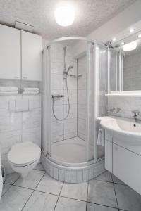 La salle de bains est pourvue d'une douche, de toilettes et d'un lavabo. dans l'établissement Kaiserhof 10, à Norderney