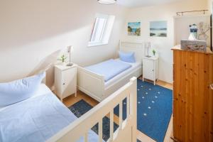 ein kleines Zimmer mit zwei Betten und einer Treppe in der Unterkunft Haus Friederike in Norderney