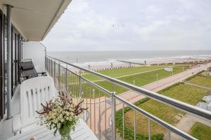uma varanda com vista para a praia em Kaiserhof 76 em Norderney