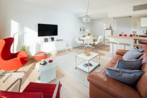 een woonkamer met een bank en een tafel bij Neys Beach Loft in Norderney