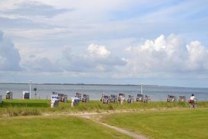 een persoon op een fiets naast het water bij Neys Beach Loft in Norderney