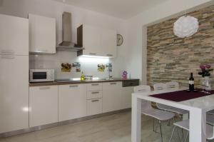 Kuchyň nebo kuchyňský kout v ubytování Apartment Carmen