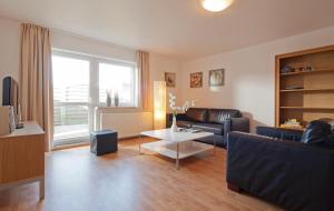 una sala de estar con un sofá y una mesa en Meer und mehr, en Norderney