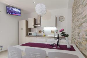 Kuchyň nebo kuchyňský kout v ubytování Apartment Carmen