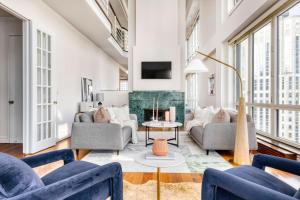 un salon avec des canapés et une cheminée dans l'établissement Midtown East 5br w balconies nr Central Park NYC-1086, à New York