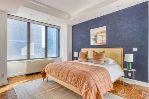 une chambre avec un grand lit et une grande fenêtre dans l'établissement Midtown East 5br w balconies nr Central Park NYC-1086, à New York 61 autres photos