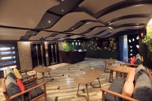 Humming Bird Hotel & Banquet的休息区