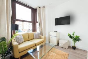 A seating area at Cosy 2 Bedroom Flat in Ilford, London