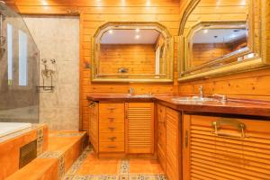 un baño con dos lavabos y dos espejos en Neguri Acacias Apartment by Next Stop Bilbao, en Getxo