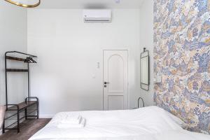 A bed or beds in a room at Studio Anvers