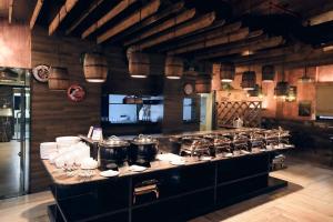 Humming Bird Hotel & Banquet的厨房或小厨房