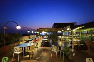 Humming Bird Hotel & Banquet餐厅或其他用餐的地方