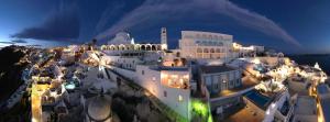 widok miasta nocą z lotu ptaka w obiekcie The Atlantis House w Firze