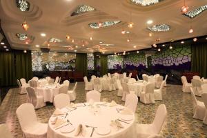 Humming Bird Hotel & Banquet餐厅或其他用餐的地方