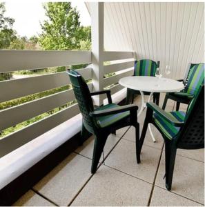 une terrasse couverte avec 4 chaises et une table. dans l'établissement Karl Sonnenstrahl, à Wulfen auf Fehmarn
