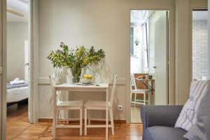 stół jadalny z wazonem kwiatów w obiekcie BBarcelona Montjuic Apartment w Barcelonie