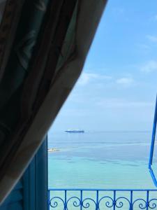 d'un balcon avec vue sur l'océan. dans l'établissement Hotel Areti, à Égine