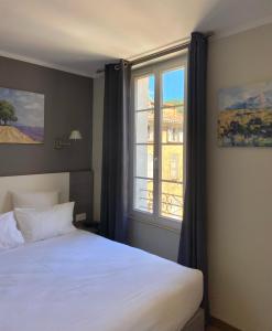 Postel nebo postele na pokoji v ubytování Hôtel La Falaise