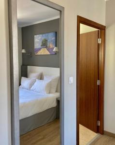 Postel nebo postele na pokoji v ubytování Hôtel La Falaise