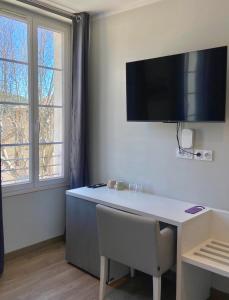TV a/nebo společenská místnost v ubytování Hôtel La Falaise