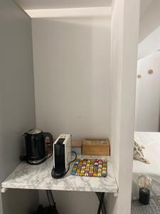 estante en una habitación con microondas y tostadora en Studio AVEC TERRASSE Carry le Rouet, en Carry-le-Rouet
