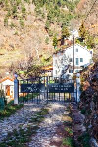 brama do domu na wzgórzu w obiekcie Casa Terraços do Lobo w mieście Manteigas
