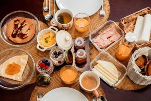 - une table avec des assiettes de nourriture et de boissons dans l'établissement Casa Terraços do Lobo, à Manteigas