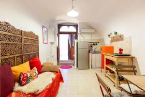 ein Wohnzimmer mit einem Sofa und einer Küche in der Unterkunft Charming Old Town House in Bari